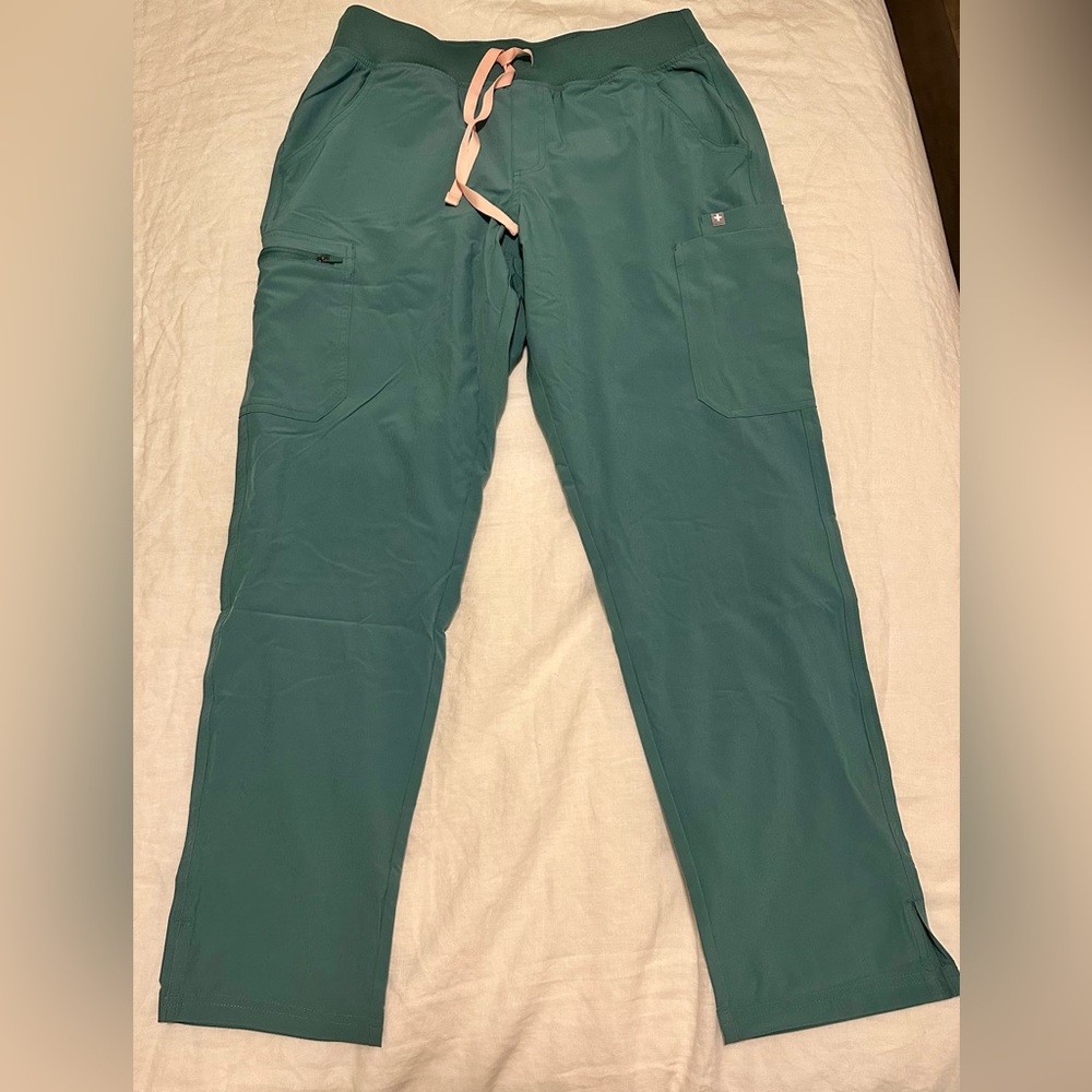 Figs women’s Eucalyptus FREEx lined Yola Skinny Scrub Pants 2.0